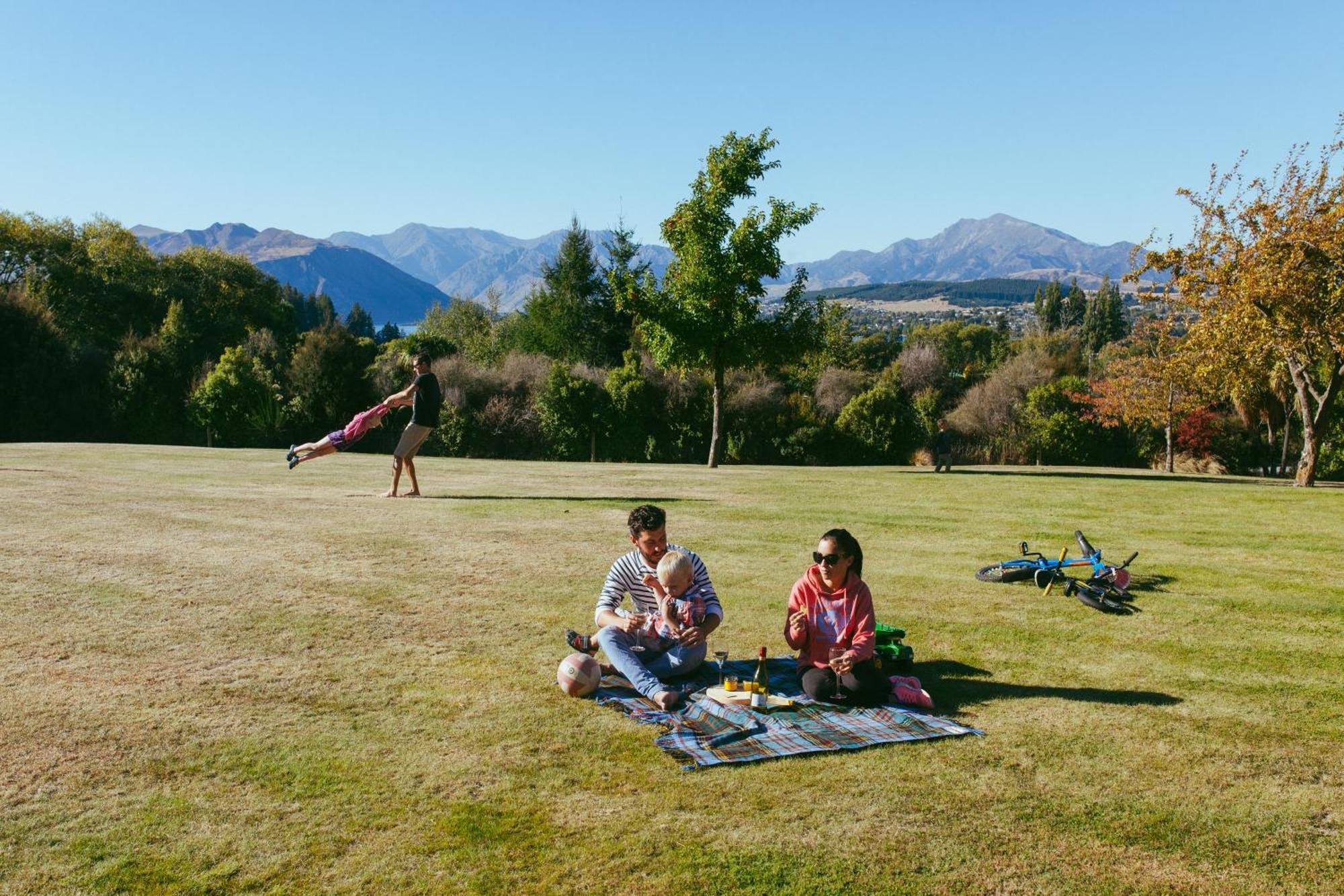 Wanaka Top 10 Holiday Park Bagian luar foto
